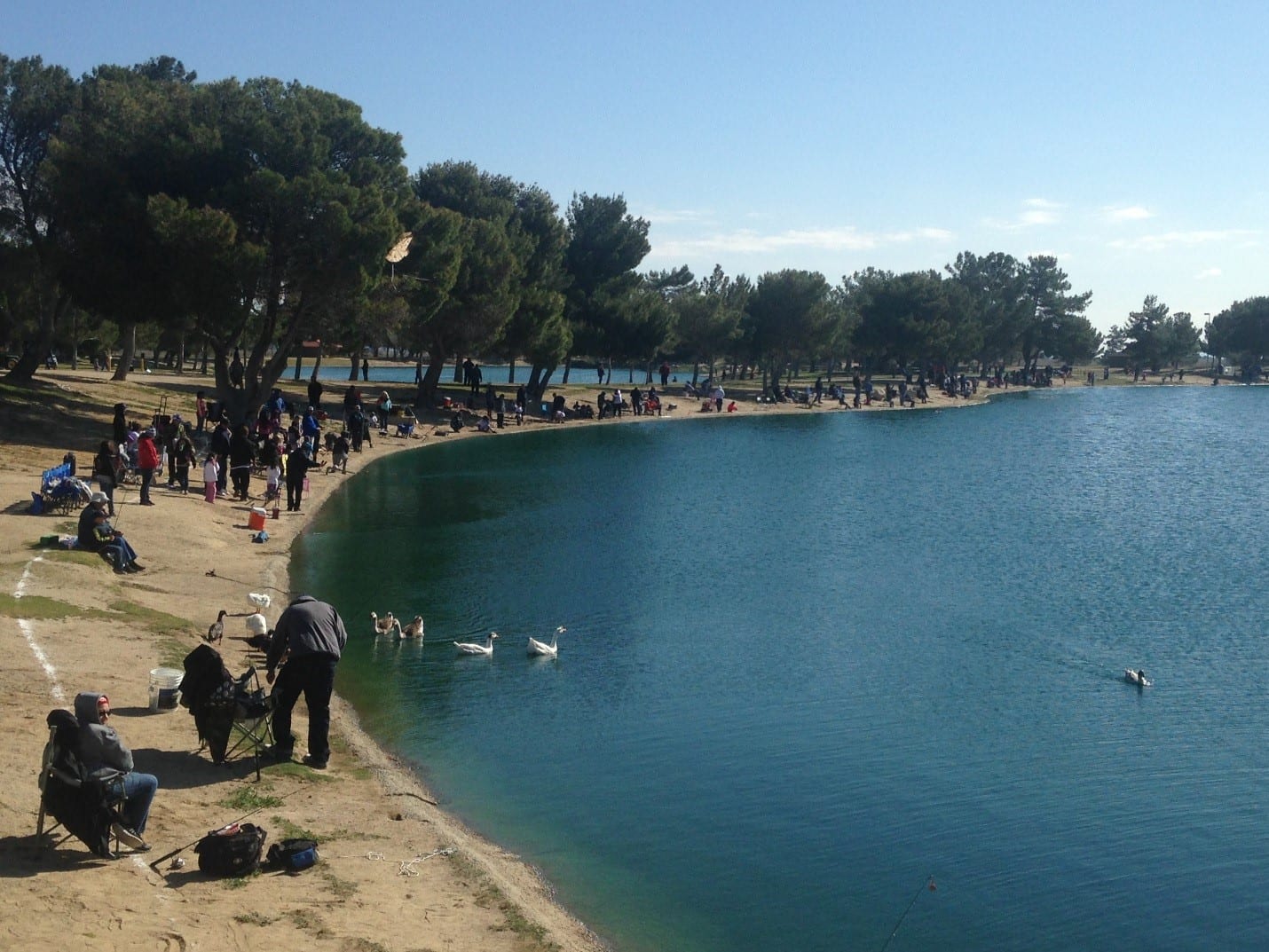 A scenic picture of a lake.