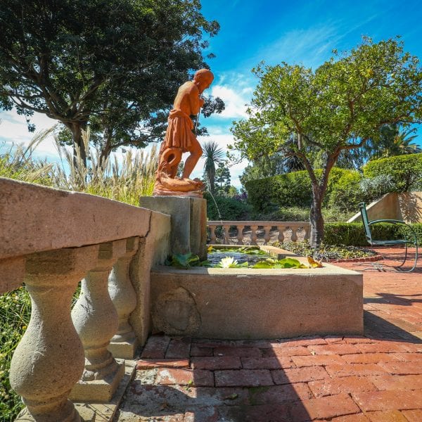 Picture of another statue at Virginia Robinson Gardens